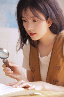 男生和女生在一起玩儿小游戏